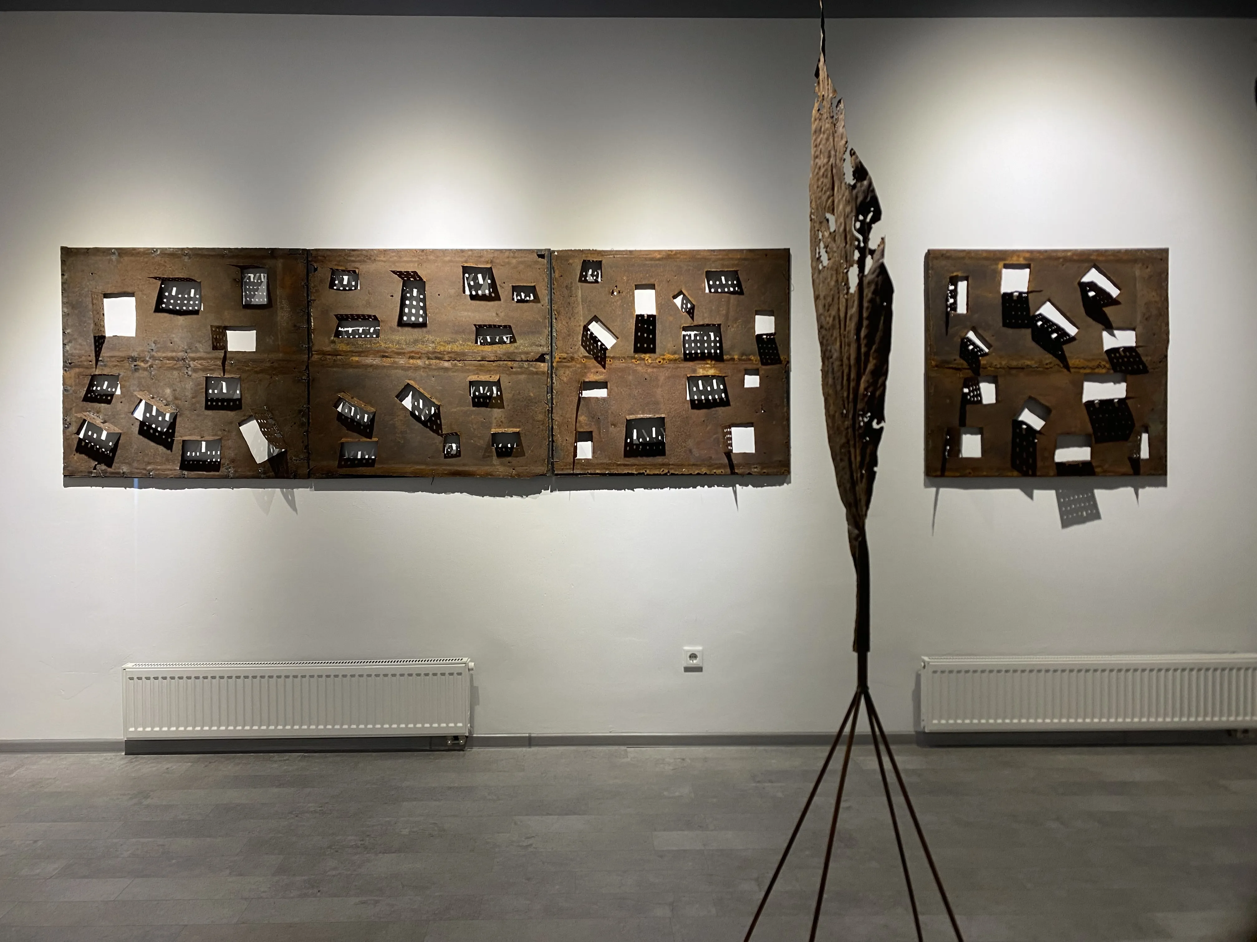 Зображення "Leaves and Walls in exhibition " від Костянтин Зоркін, матеріали: Залізо, медіум: Обʼєкт, серія: Захисний шар